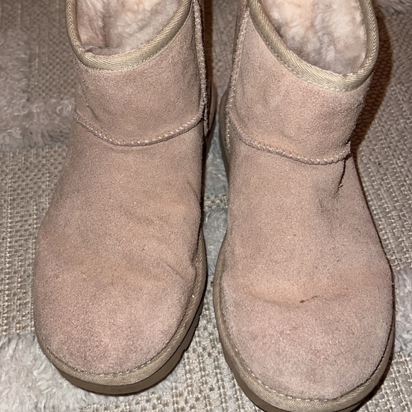 UGGS - Picture 3 of 4